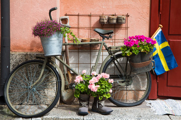 Fototapeta na wymiar Flower decorated bike in Stockholm