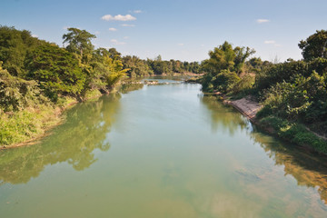 Fototapeta na wymiar Krajobraz wsi rzeka w Tajlandii