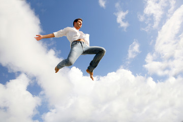 Fototapeta na wymiar Człowiek skoki w powietrzu z radości