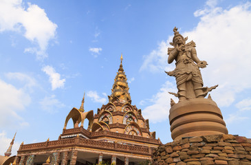 Fototapeta premium Wat Phra That Pha Kaew, The ceramic Buddhist temple