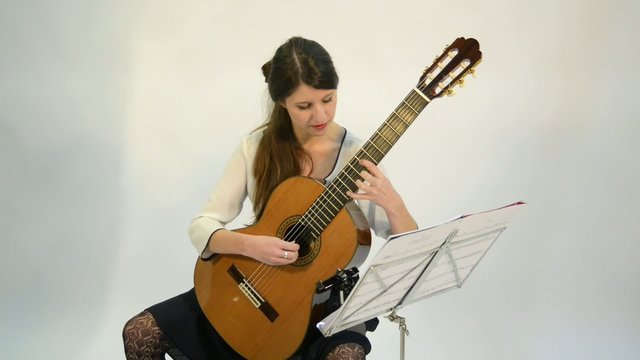 guitarr tocando instrumento
