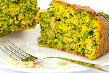 Cake salato con spinaci e pinoli