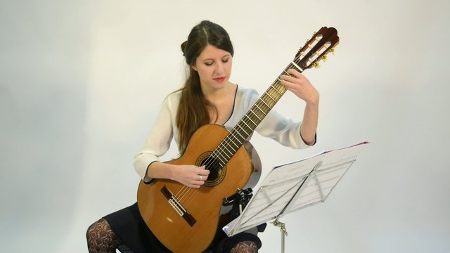 guitarr tocando instrumento