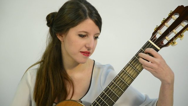 guitarr tocando instrumento