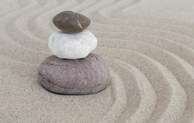 galets pierres en équilibre sable