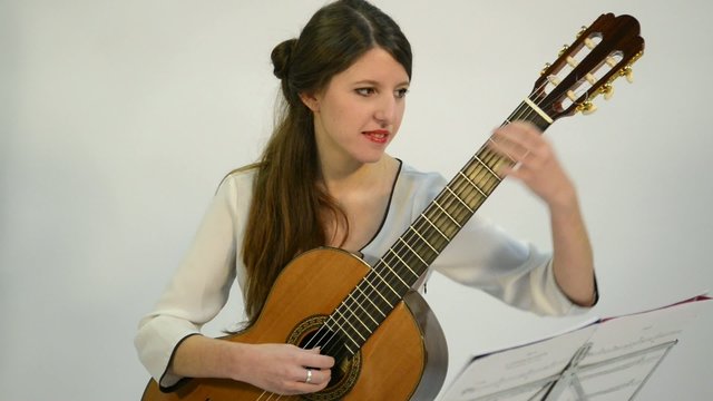 guitarr tocando instrumento