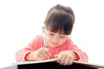 勉強に励む女の子