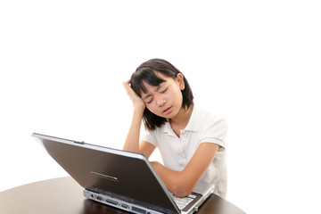 困ったような表情を浮かべる女の子