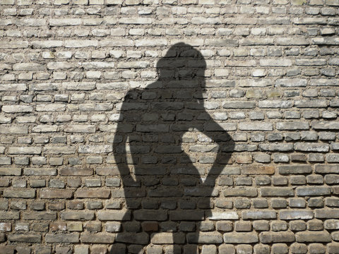 ombre de femme sexy sur mur de briques