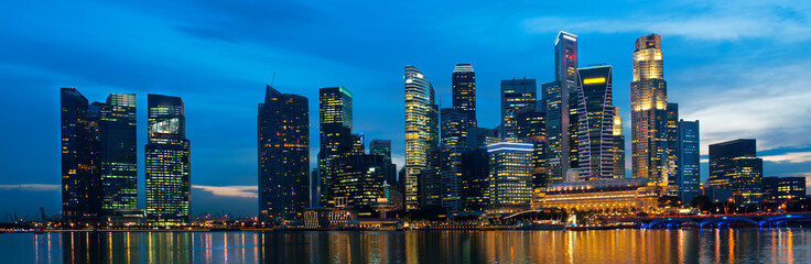 Skyline von Singapur bei Nacht.