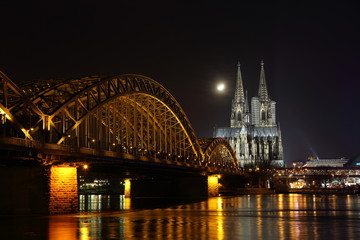 Kölner Dom und Hohenzollernbrücke Halbmond