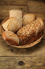 Vollkornbrot und Brötchen