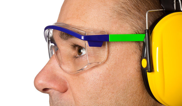 Mann - Arbeiter mit Schutzbrille und Gehörschutz , Arbeitsschutz