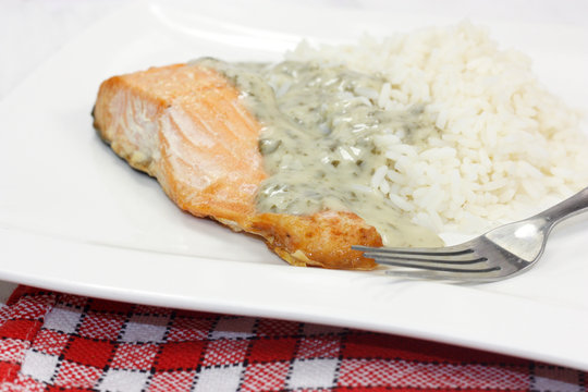 pav&eacute; de saumon sauce oseille