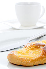 Puddingteilchen mit Kaffee und Messer