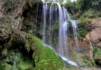 Fototapeta na wymiar Falls nad wejściem do jaskini w Bułgarii