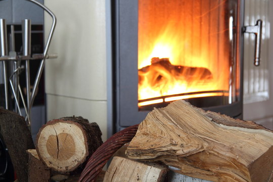 Brennholz vor einem Kamin