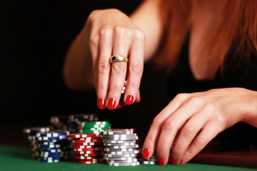 Frau spielt Poker