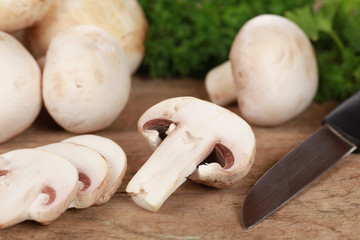 Essen zubereiten: Champignons schneiden