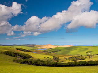 Obraz premium Green tranquil Valley with Blue Sky