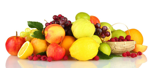 Fototapeta na wymiar Asortyment egzotycznych owoców i jagód, na białym tle