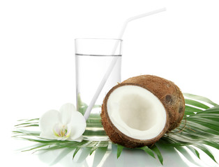 Obraz na płótnie Canvas Kokosy ze szklanką mleka, odizolowane na białym