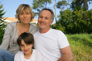 Obraz premium Portrait of a family in their garden