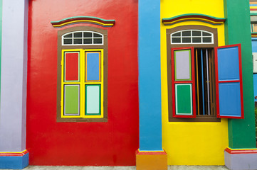 Obraz premium Colorful wall of a colonial house in Little India, Singapore