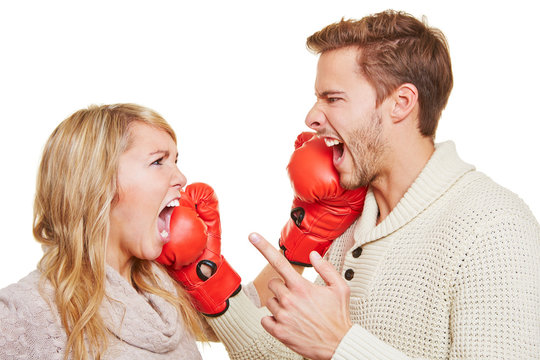 Paar kämpft mit Boxhandschuhen