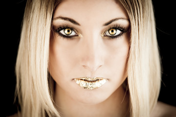Naklejka premium Oro - ragazza golden make up