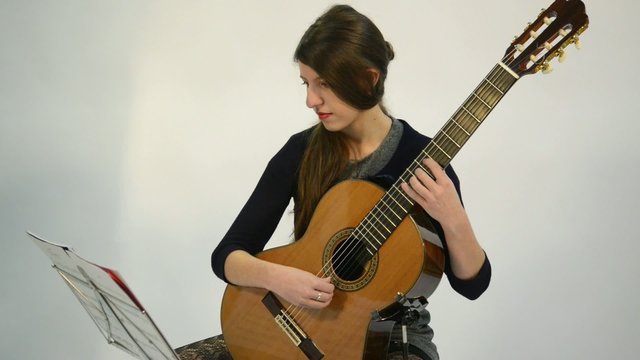 guitarra tocada por mujer