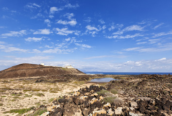 Blick über Los Lobos mit Leuchtturm