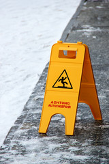 Schild Rutschgefahr Winter