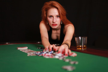 rothaarige Frau am Pokertisch