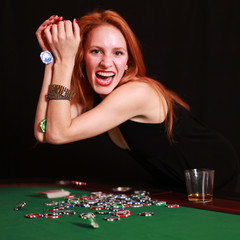 rothaarige Frau am Pokertisch