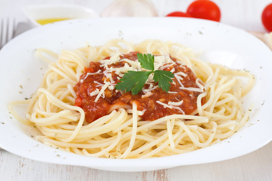 spaghetti bolognese on the white plate