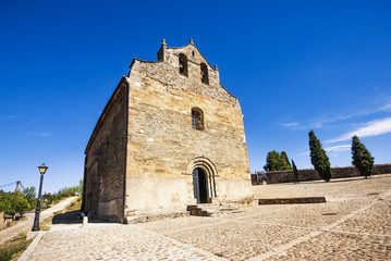 Fototapeta na wymiar Romański kościół Santiago w Villafranca del Bierzo, Hiszpania