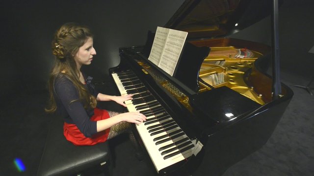 piano tocado por mujer