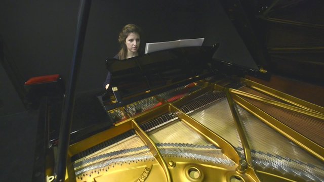 piano tocado por mujer