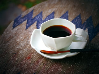 テーブルのホットコーヒー