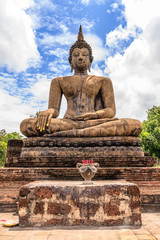 Obraz premium Ancient Budddha statue in Sukhothai from back