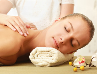 Obraz na płótnie Canvas An attractive young woman receiving massage