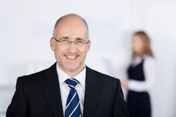 seriöser geschäftsmann im büro