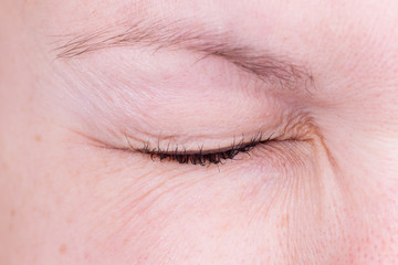 Obraz premium Close up of inserting a contact lens