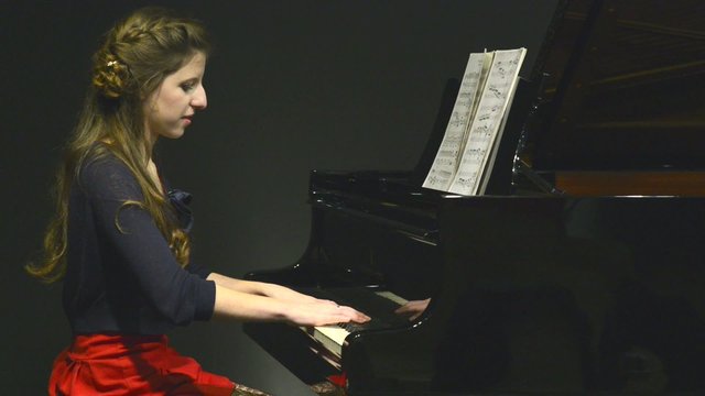 piano tocado por mujer