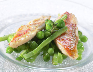 FILET DE ROUGET SUR LIT DE POIS