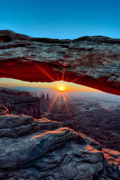vertical view of Sunrise at Mesa Arch