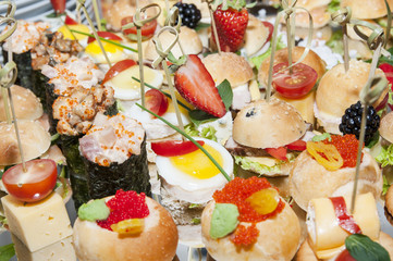 Бутерброды с морепродуктами сыром и овощами