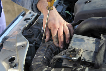Car servicing, replacing of air filter, fixing hose clamp