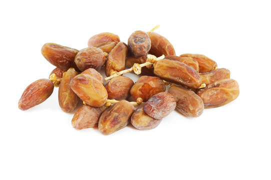 dattes en vrac sur fond blanc
